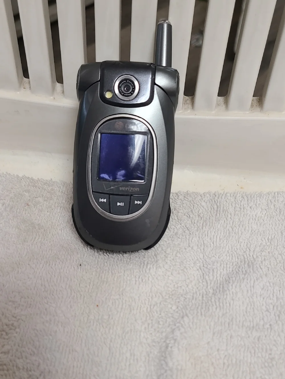 Verizon Silver Flip Phone with External Display